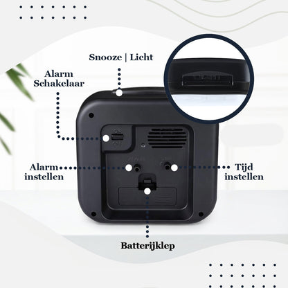 Achterkant van de Luxime analoge wekker zwart met snooze knop en alarm instelling