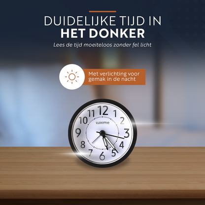 Luxime analoge wekker zwart met verlichting om de tijd duidelijk te zien in het donker