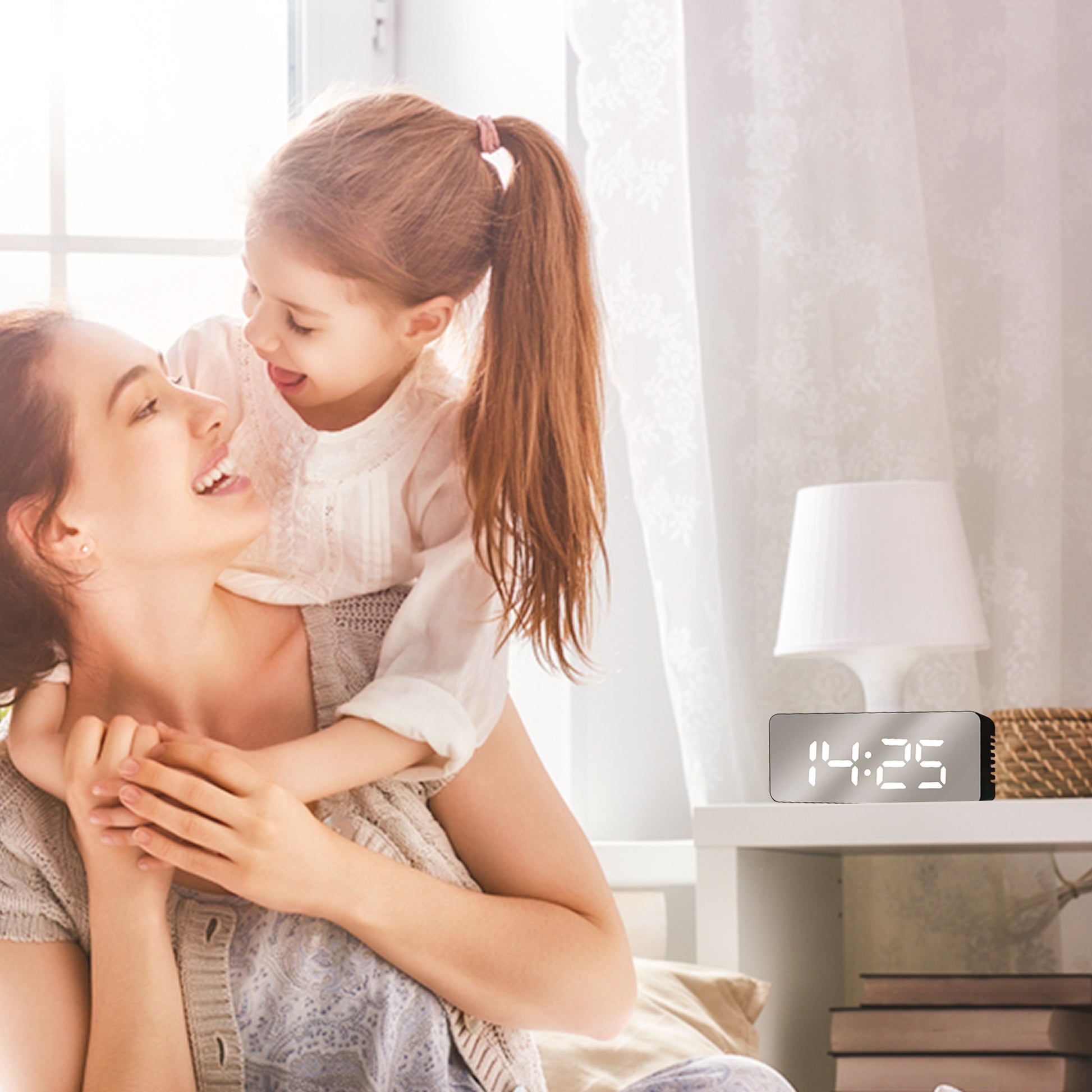 Luxime digitale wekker zwart in slaapkamer tijdens rustige ochtend met moeder en kind zacht LED licht voor comfortabel ontwaken